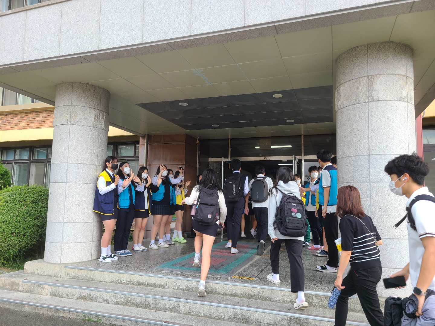 학생자치회 인사 캠페인 활동 사진